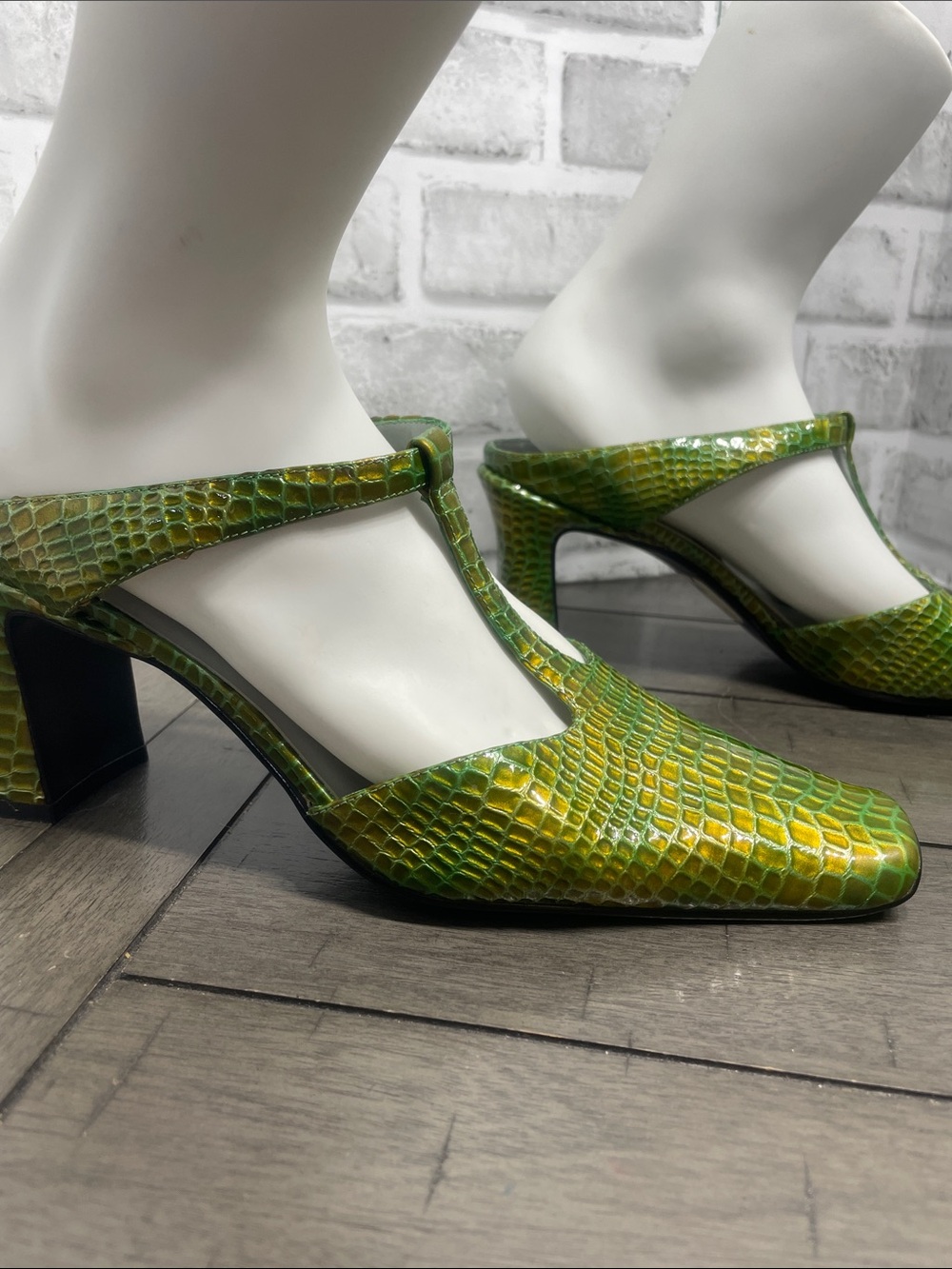 vintage Bellini T-strap leather mid-heel pumps . Size 9. Green yellow. Preowned.